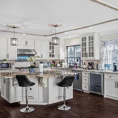 Spaciour 4Br 4Bth Stunning House With Free Parking